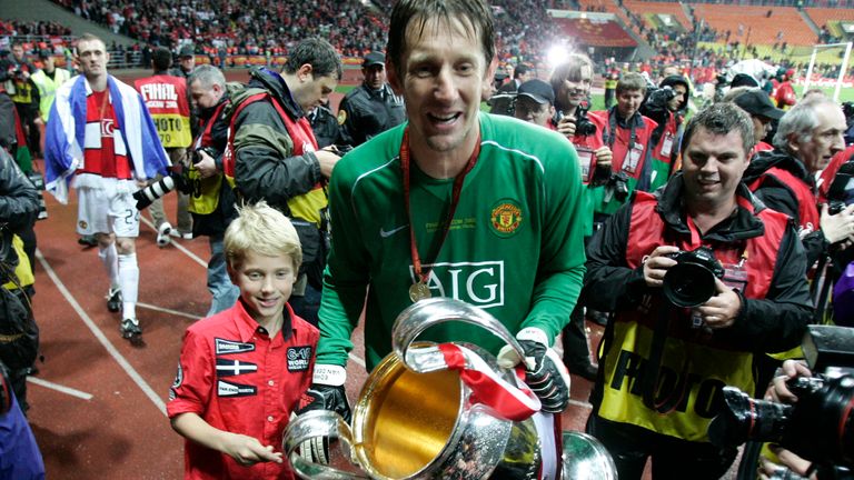 Football - Chelsea v Manchester United 2008 Champions League Final - Luzhniki Stadium, Moscow, Russia - 07/08 - 21/5/08 Manchester United&#39;s Edwin Van der Sar celebrates with the trophy Mandatory Credit: Action Images / John Sibley
