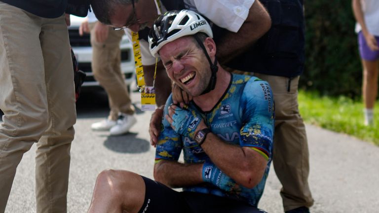 Mark Cavendish grimaces in pain as he receives medical attention after crashing during the eighth stage of the Tour de France/ Photo: AP