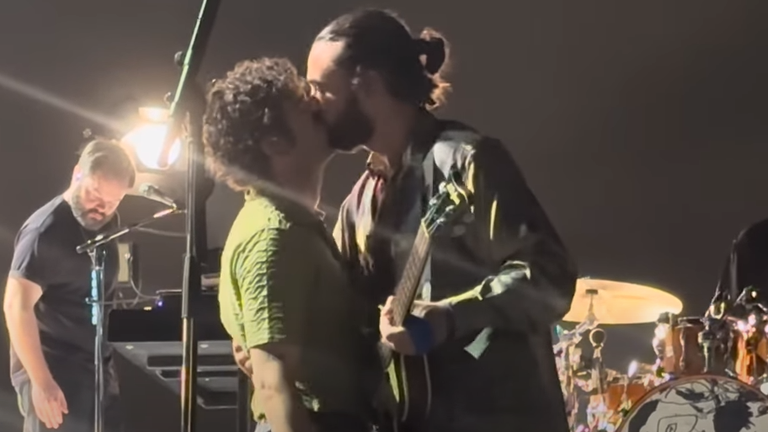Matt Healy sahnede basçı Ross MacDonald'ı öpüyor.  Resim: Lila.OnTour
