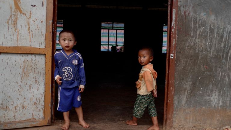 Displaced children in Myanmar 