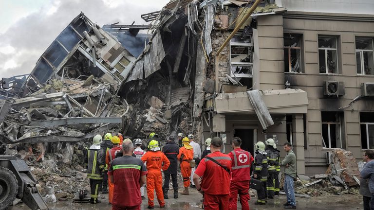 Kurtarma ekipleri, Rusya'nın Ukrayna'ya saldırısı devam ederken, Ukrayna'nın Odesa kentinde, Rus füze saldırısında ağır hasar gören bir binanın alanında çalışıyor, 20 Temmuz 2023. REUTERS/Stringer