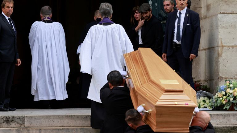حاملو النعش يحملون نعش المغنية والممثلة والملهمة جين بيركين لدى وصولهم إلى مراسم الجنازة في كنيسة سان روش في باريس ، فرنسا ، 24 يوليو 2023. رويترز / باسكال روسينول