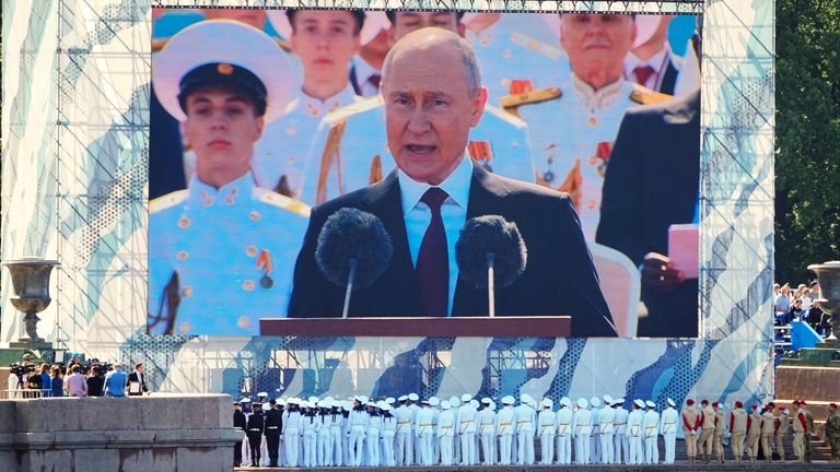 Putin pledges boost to navy