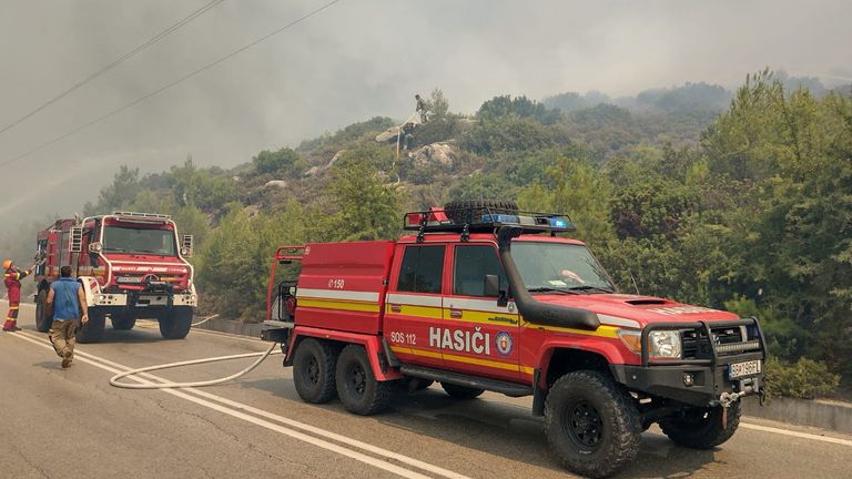 Rodos'ta Alaerma yakınlarında yanan bir orman yangınını söndürmek için itfaiye araçları sıraya girdi