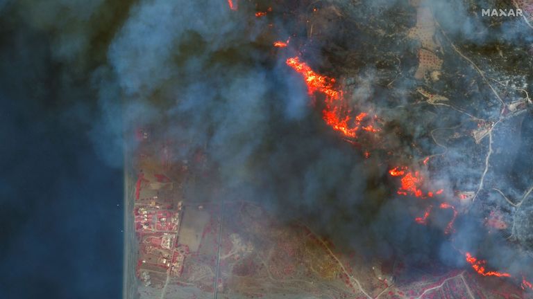 Bir uydu görüntüsü, Rodos'un Gennadi köyü yakınlarındaki kırsal bölgeyi kasıp kavuran bir orman yangınını gösteriyor.  Resim: Maxar