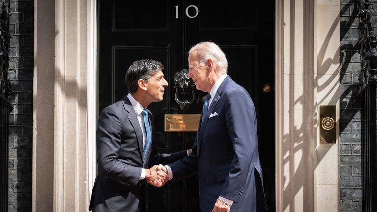 Başbakan Rishi Sunak, Birleşik Krallık ziyareti sırasında bir toplantı öncesinde ABD Başkanı Joe Biden'ı Londra, 10 Downing Street'in önünde karşıladı.  Resim tarihi: 10 Temmuz 2023 Pazartesi.