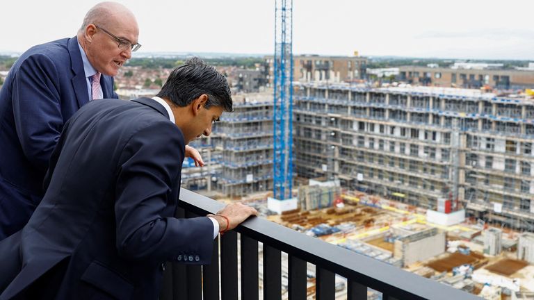  Rishi Sunak talks with Barratt Developments regional managing director Gary Ennis on a balcony of a unit that is part of Hayes Village, a new housing development under construction by Barratt Homes on a brownfield site in London, Britain, July 27, 2023. REUTERS/Peter Cziborra/Pool
