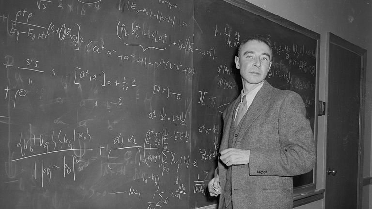1947年12月17日、ニュージャージー州プリンストンの高等研究所の新所長であるJ・ロバート・オッペンハイマー博士が、数式だらけの黒板の前に写っている。オッペンハイマー博士は、戦時中にマンハッタン計画が最初の原子爆弾を開発・製造したときの所長を務めた。  (AP写真)