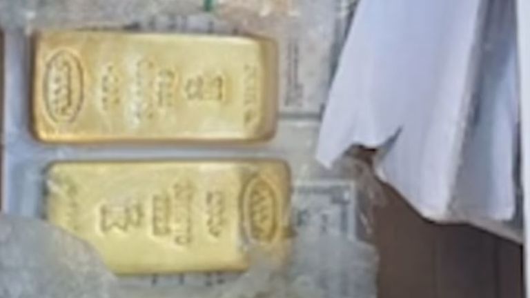 Gold bars were discovered. Pic: Izvestia