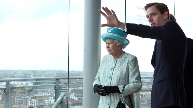 Britain&#39;s Queen Elizabeth (L) is shown the Dublin cityscape by television host Ryan Tubridy at the Guinness Storehouse, in Dublin May 18, 2011. Britain&#39;s Queen Elizabeth was on the second day of a four day state visit, the first by a British monarch since Ireland&#39;s independence. REUTERS/Tony Maxwell/Pool (IRELAND - Tags: POLITICS SOCIETY ROYALS)
