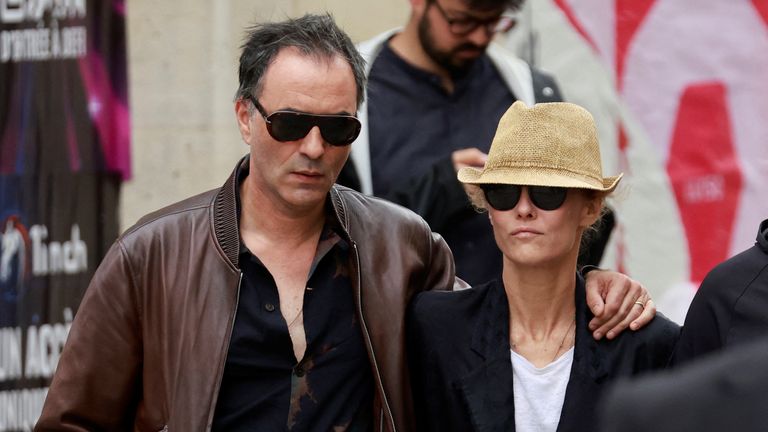 Samuel Benchetrit ve Vanessa Paradis, merhum şarkıcı, aktris ve ilham perisi Jane Birkin'in Paris, Fransa'daki Saint-Roch Kilisesi'ndeki cenazesine katılmak için geliyor, 24 Temmuz 2023. REUTERS/Pascal Rossignol