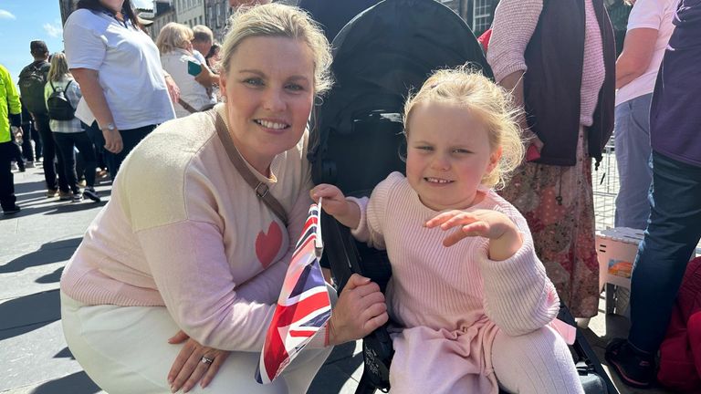 Karleen and Elyse McMahon on Edinburgh&#39;s Royal Mile