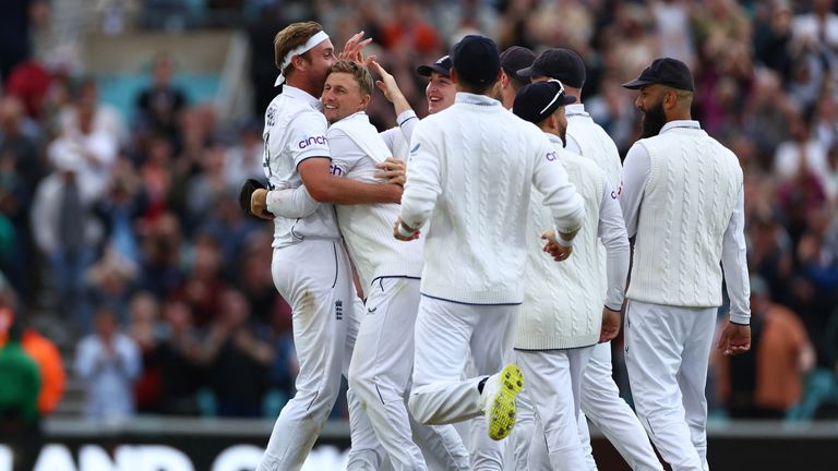  England&#39;s Stuart Broad celebrates with Joe Root and teammates after taking the wicket of Australia&#39;s Todd Murphy 