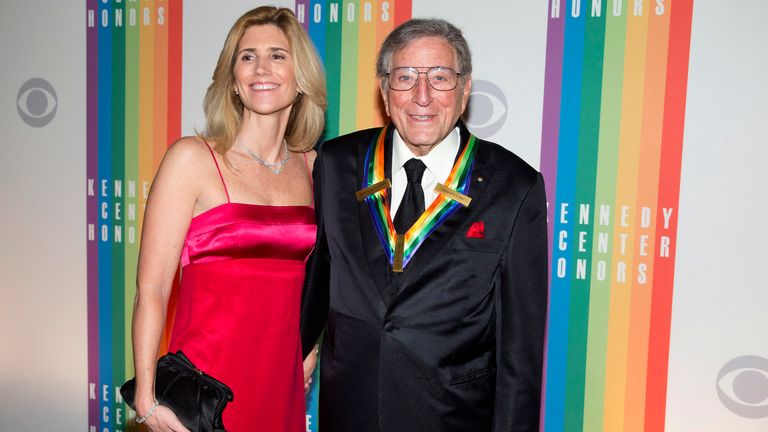 Singer Tony Bennett and his wife Susan Crow arrive for the Kennedy Center Honors in Washington December 8, 2013. Bennett was one of the 2005 Kennedy Center Honorees. REUTERS/Joshua Roberts (UNITED STATES - Tags: ENTERTAINMENT)
