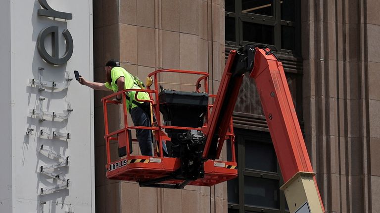  A worker dismantles at Twitter&#39;s sign at Twitter&#39;s corporate headquarters building as Elon Musk renamed Twitter as X and unveiled a new logo, in downtown San Francisco, California, U.S., July 24, 2023. REUTERS/Carlos Barria