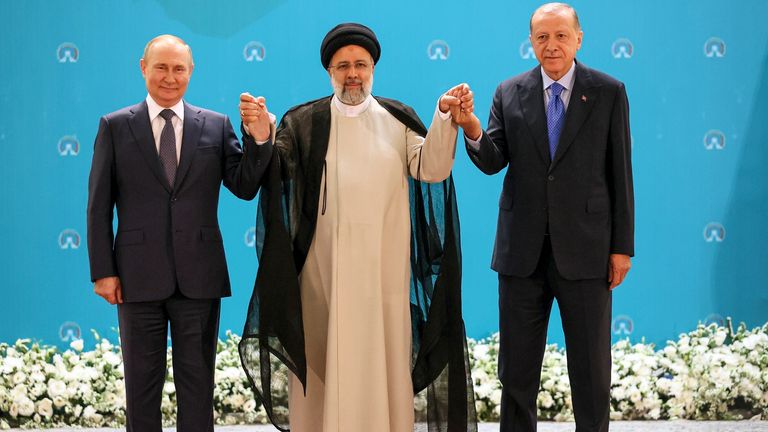 DOSYA - Rusya Devlet Başkanı Vladimir Putin (solda), İran Cumhurbaşkanı İbrahim Raisi (ortada) ve Türkiye Cumhurbaşkanı Recep Tayyip Erdoğan, 19 Temmuz 2022'de İran'ın Tahran kentindeki Saadabad sarayında yaptıkları görüşme öncesinde fotoğraf çektirdiler. 14 Mart 2023 Salı günü cumhurbaşkanı olarak görevde üçüncü bir dönem geçirmek istiyor. (Sergei Savostyanov, Sputnik, Kremlin via AP, Dosya)