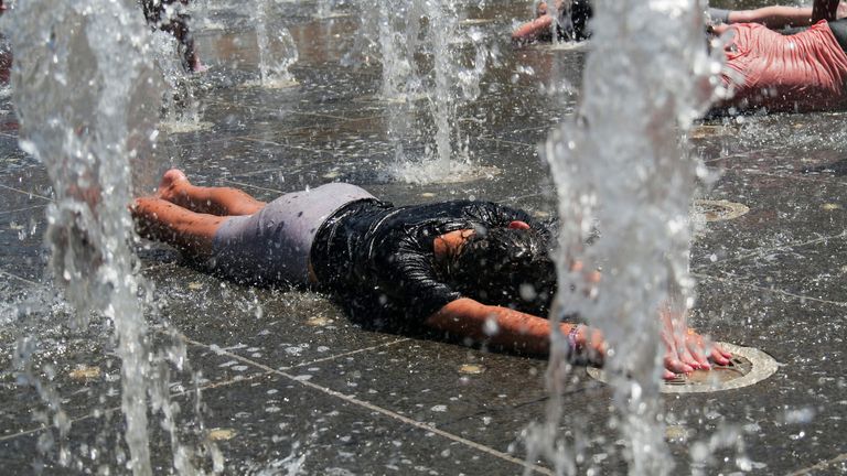 Children play in a water fountain during a heatwave, near the walls of Jerusalem&#39;s Old City July 13, 2023. REUTERS/Ilan Rosenberg