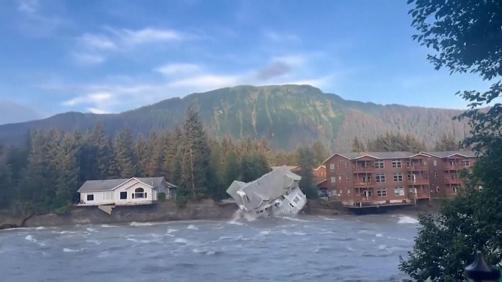 Къща се срути в река Аляска след спукване на ледникова язовирна стена