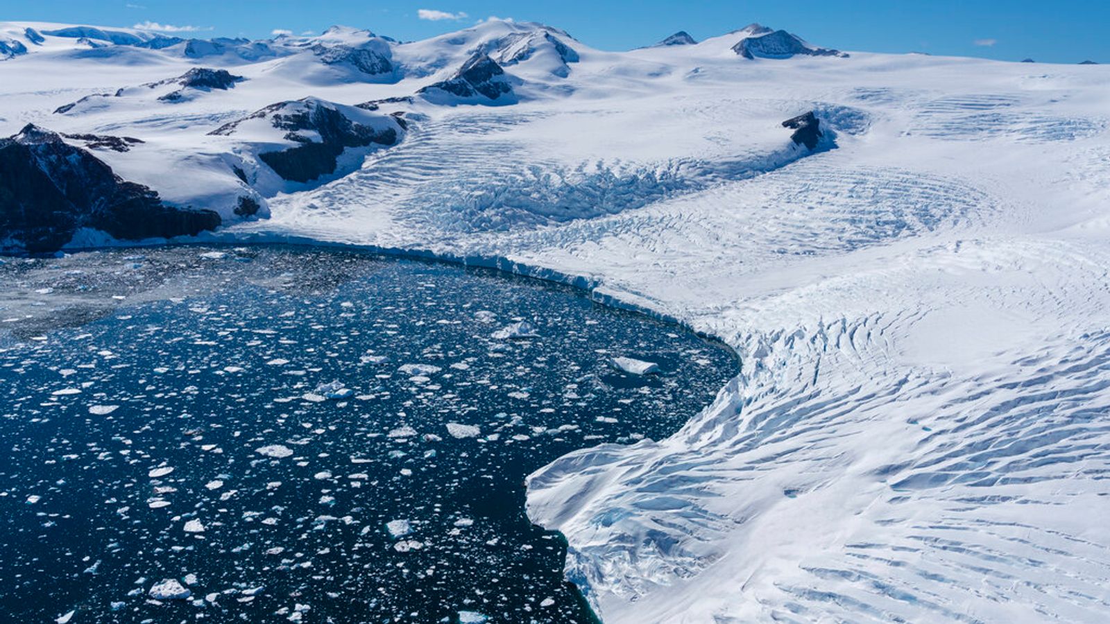 „Падащи“ записи и „безпрецедентни“ промени в Антарктида подтиква Министерството на външните работи да направи преглед на въздействието от изменението на климата