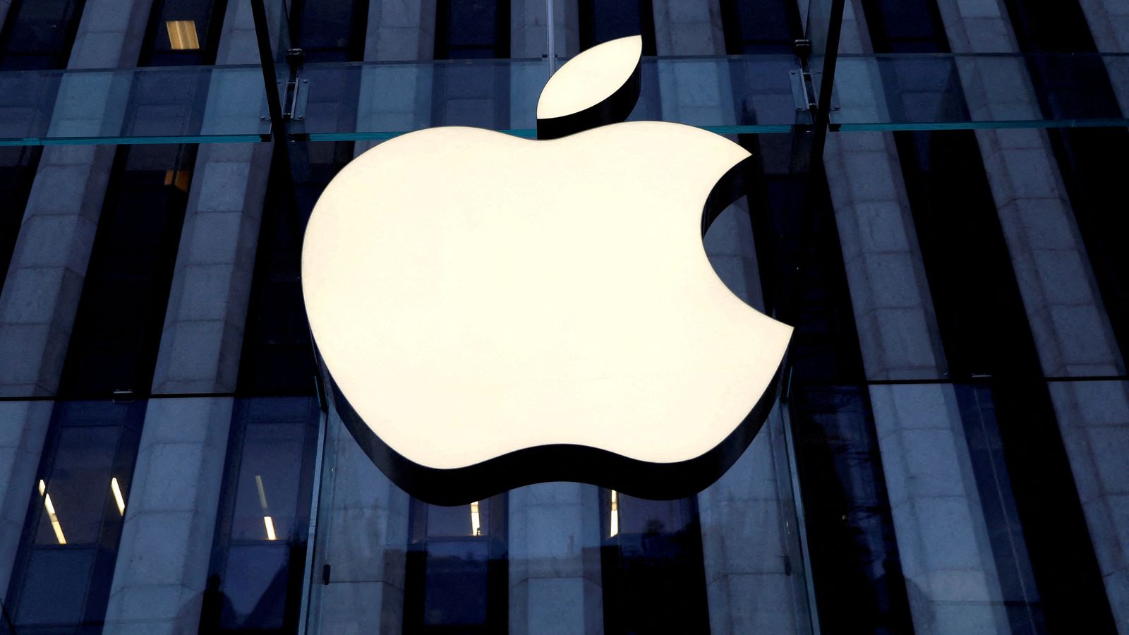 Apple започва да плаща на потребителите на iPhone в САЩ заради твърдения, че забавя устройствата - докато потребителите в Обединеното кралство чакат случай