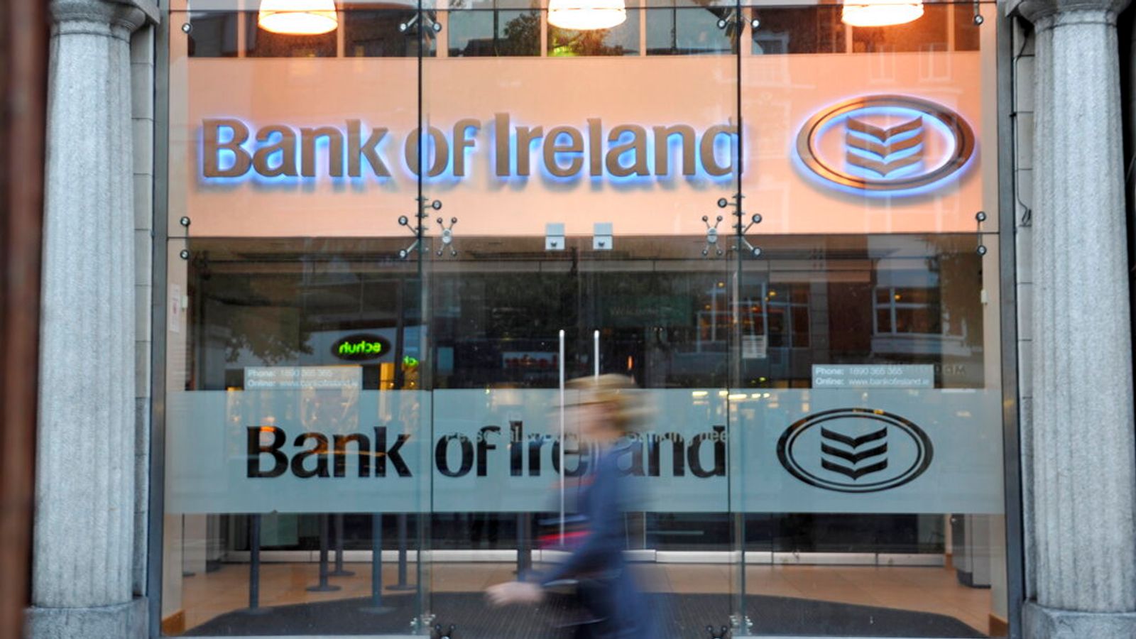 Проблем с Bank of Ireland `позволява на клиенти без пари да теглят средства от банкомат`