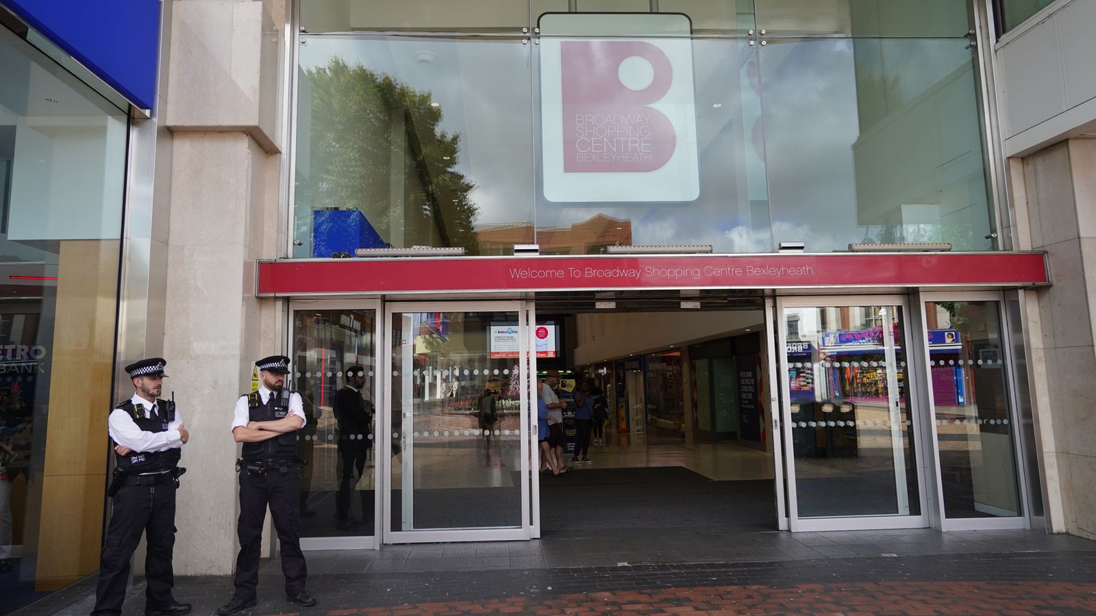 Сега търговският център Broadway в Bexleyheath югоизточен Лондон засили сигурността