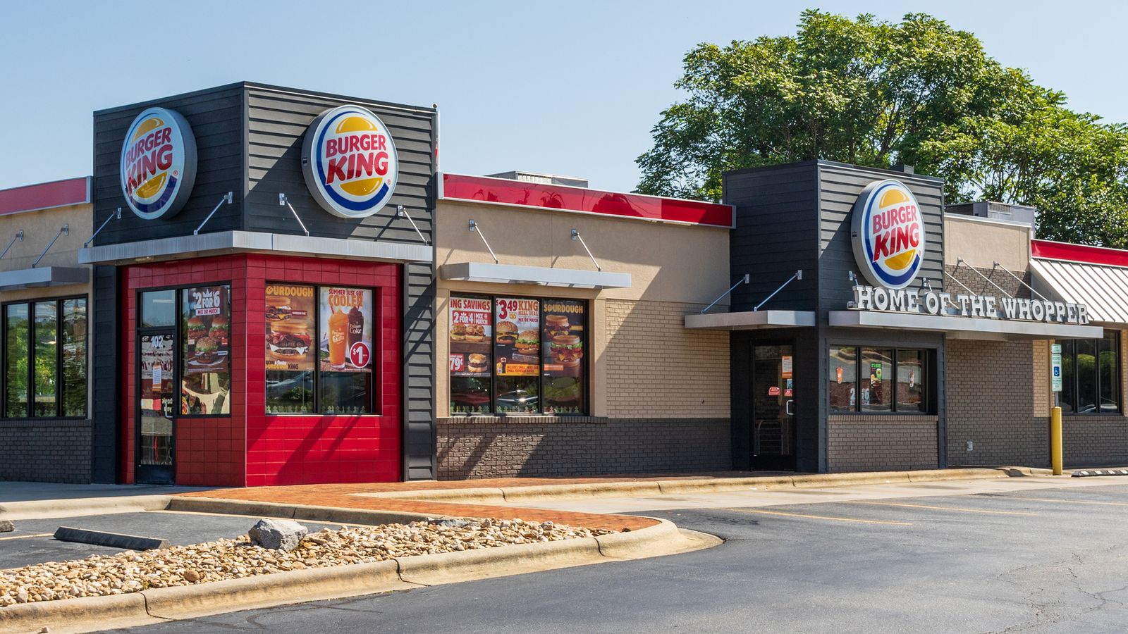 Рекламите в магазините на Burger King „може да представят погрешно размера на Whoppers“, съдия във Флорида постановява