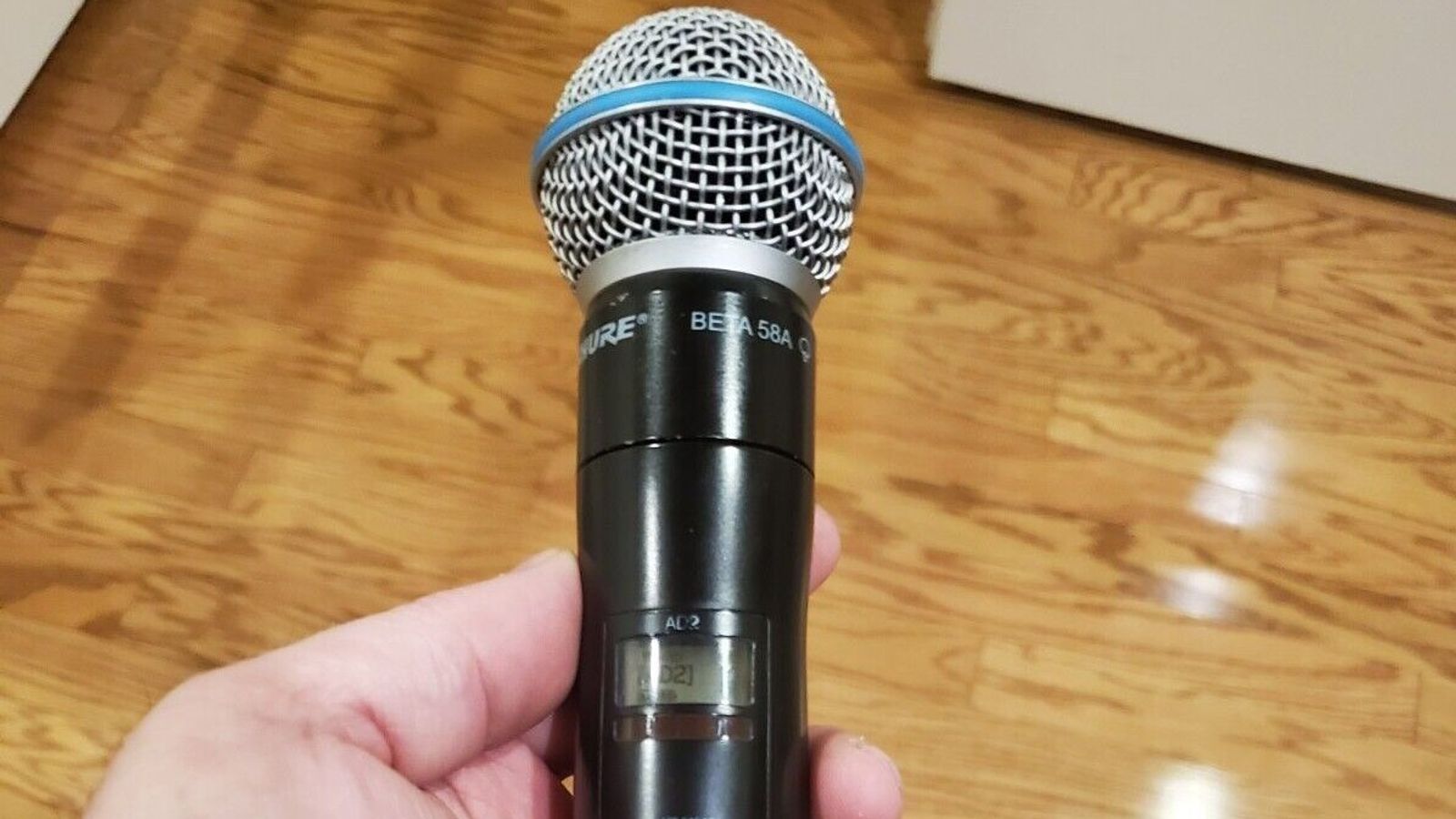 Микрофон Cardi B, хвърлен по фен в Лас Вегас, се продава за почти $100 000 в eBay