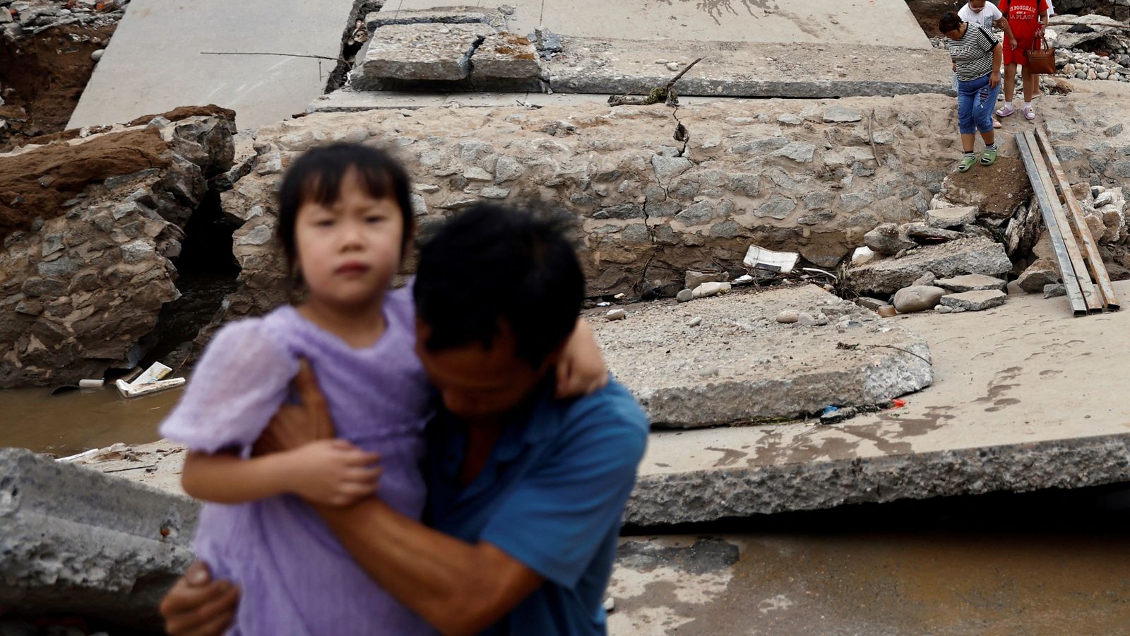 Наводненията в Пекин убиха най-малко 33 души, след като северен Китай беше ударен от тайфуна Доксури