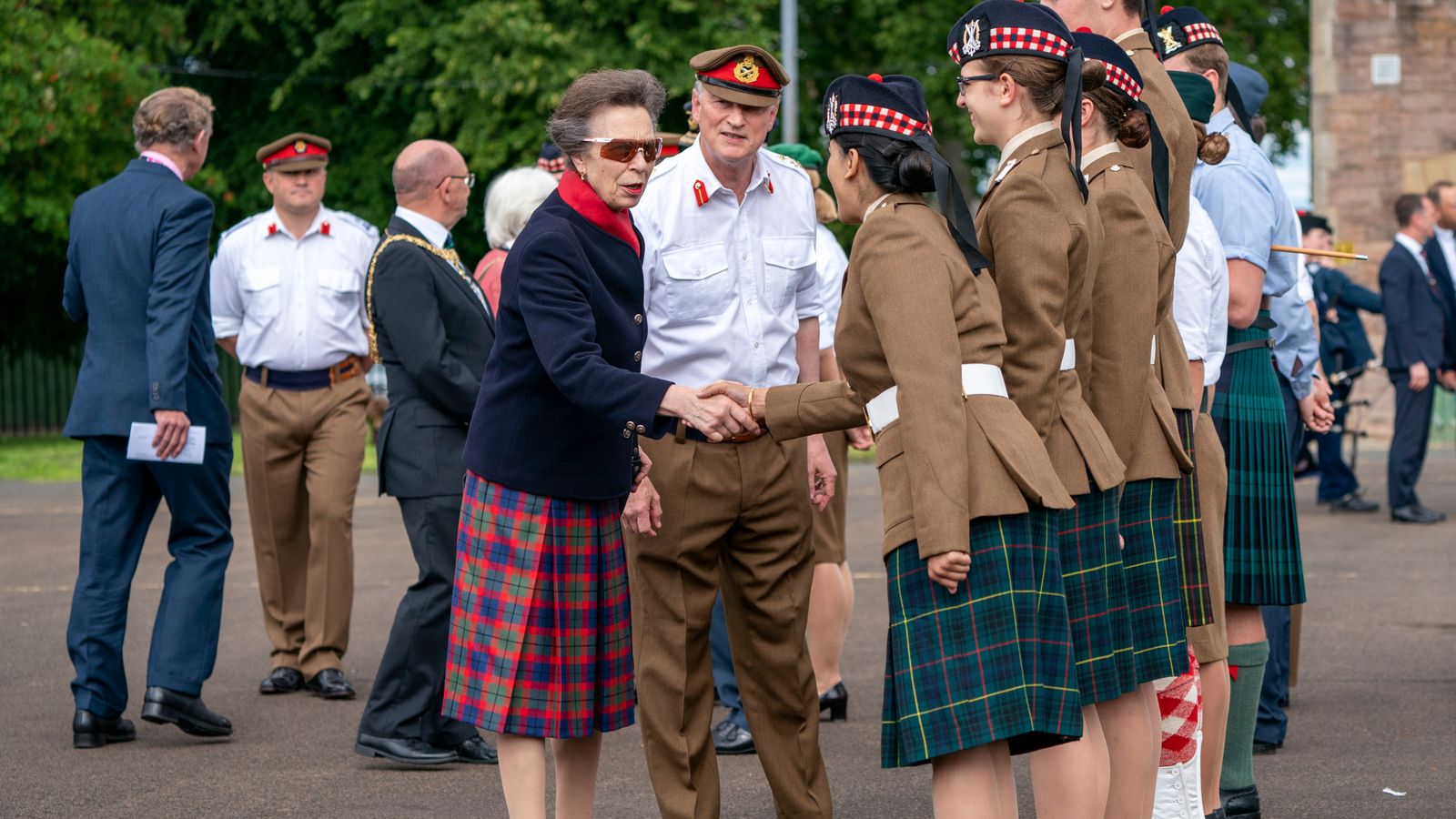 Принцеса Ан гледа репетицията на Royal Edinburgh Military Tattoo и се среща с изпълнители