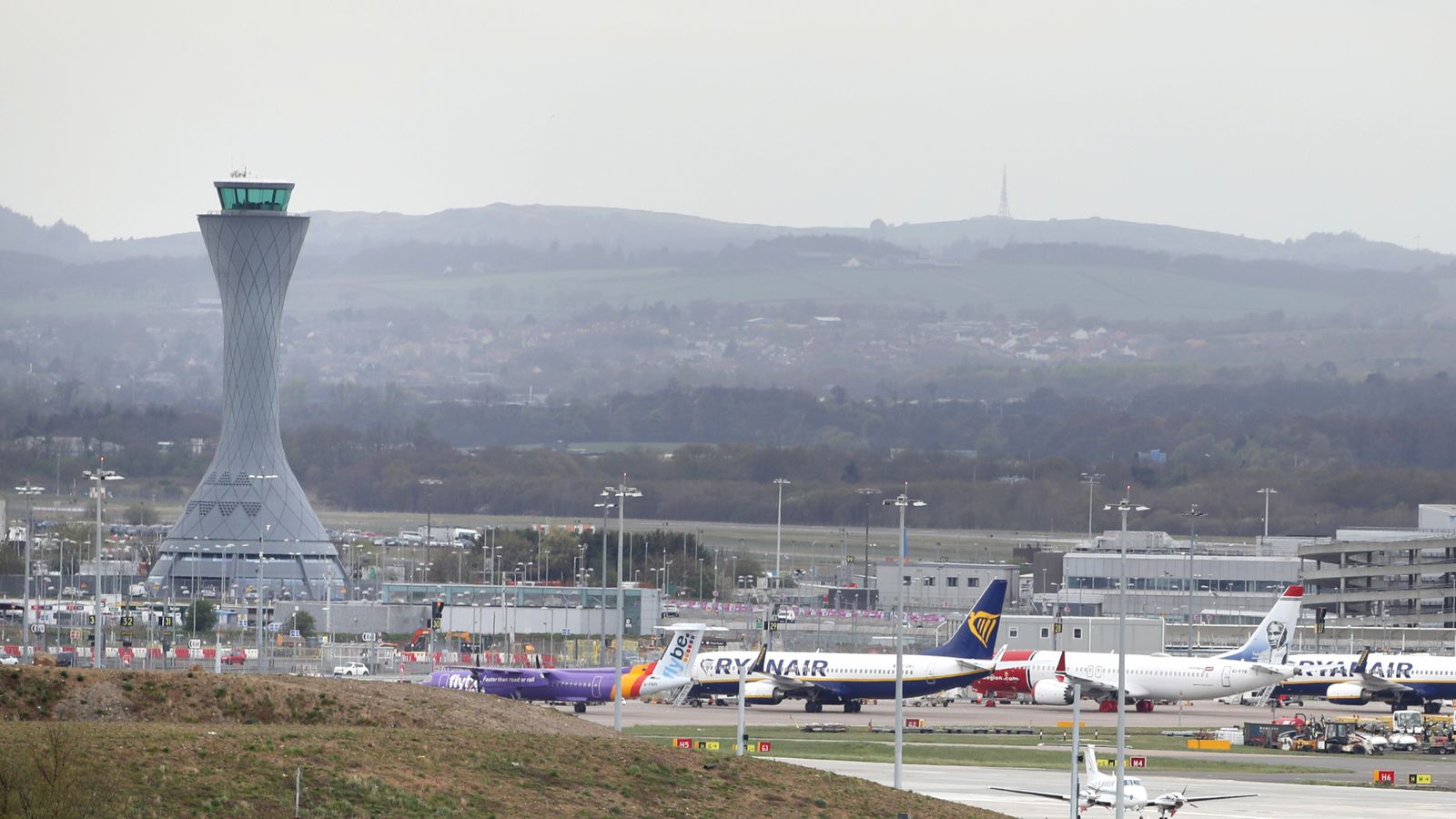 Полетите от и до летището в Единбург са временно спрени поради спешни ремонти на пистата