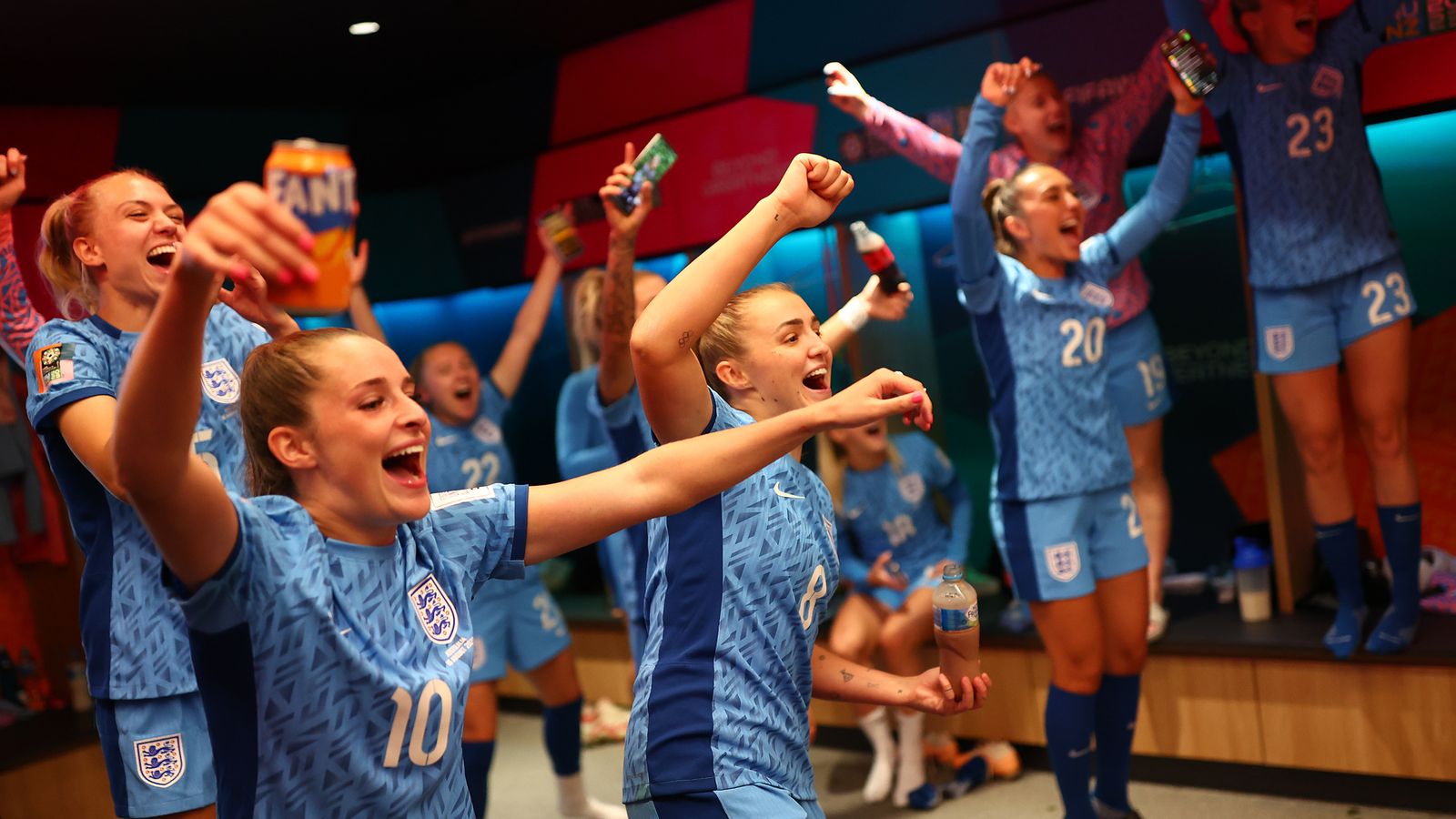 Световно първенство за жени: Лъвиците и феновете на Англия празнуват след историческата победа над домакина Австралия