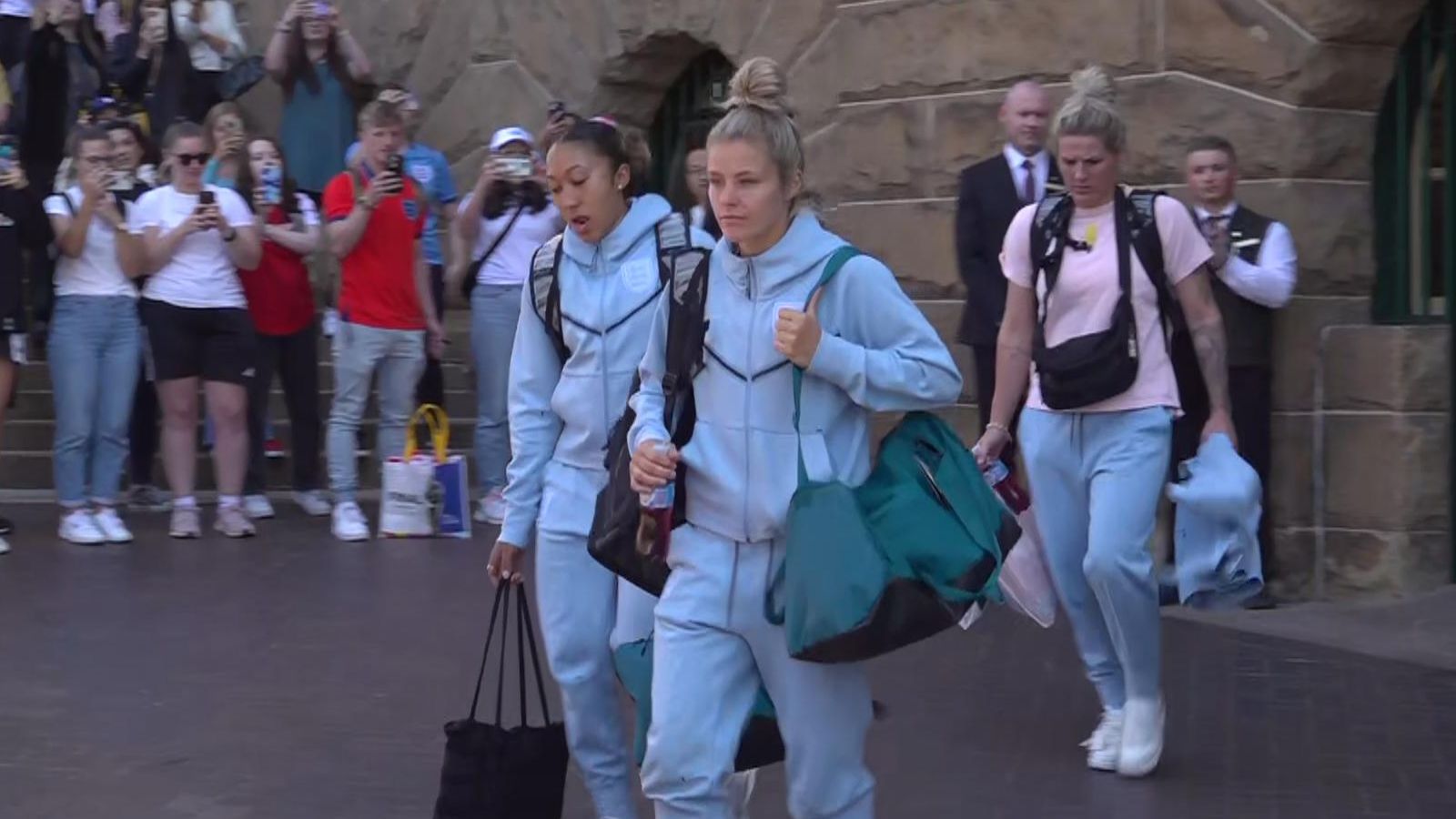 Лъвиците летят у дома: Английският отбор се завръща от Австралия след поражение на финала на Световното първенство за жени от Испания