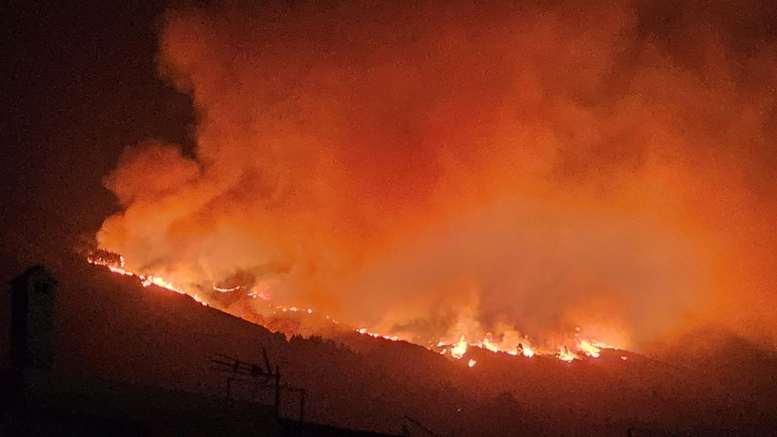 Горски пожари горят в Тенерифе, Канада и Португалия на фона на предупреждение за „тревожна“ скорост на изменението на климата