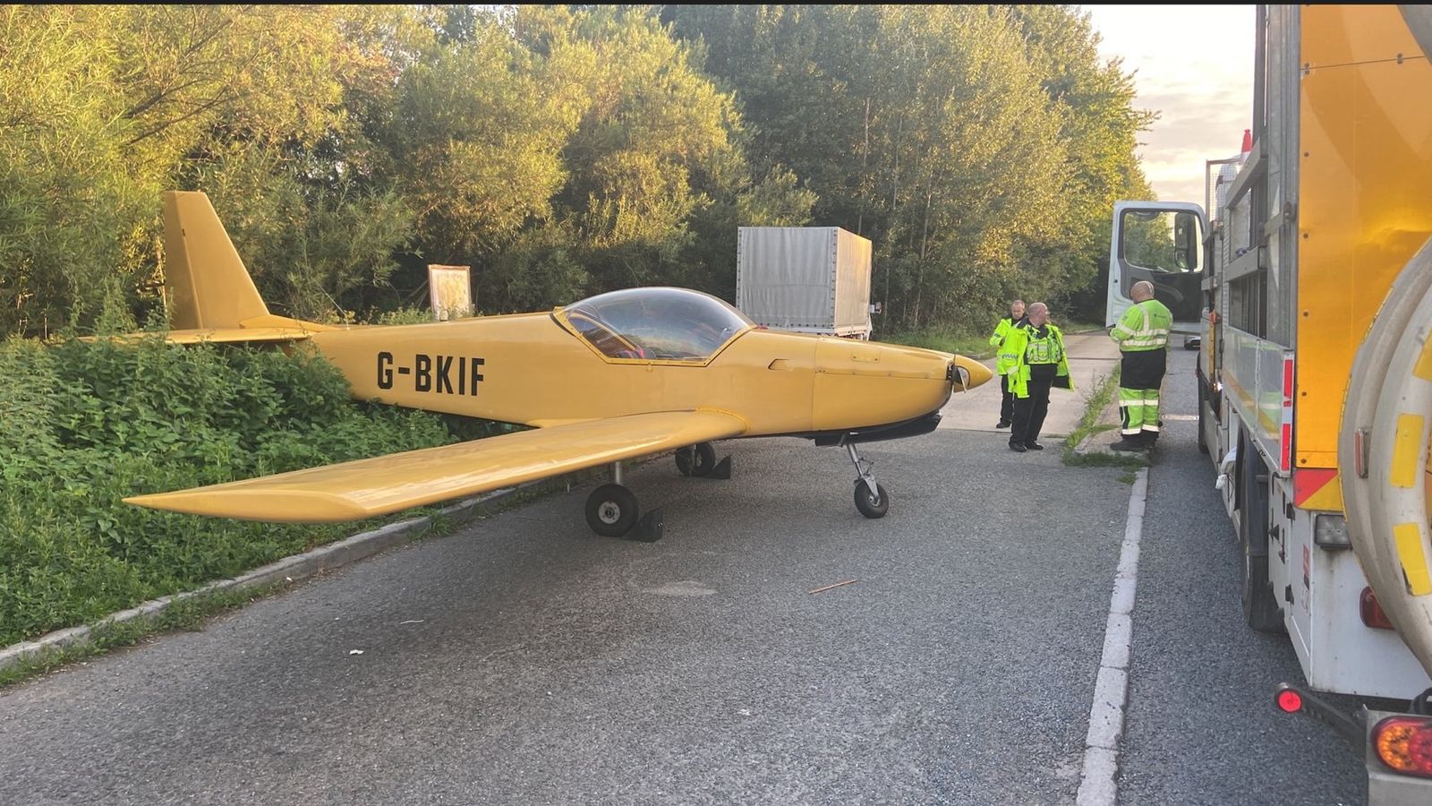 Кацане на самолет Gloucester A40: Лекият самолет прави аварийно кацане в централната резервация