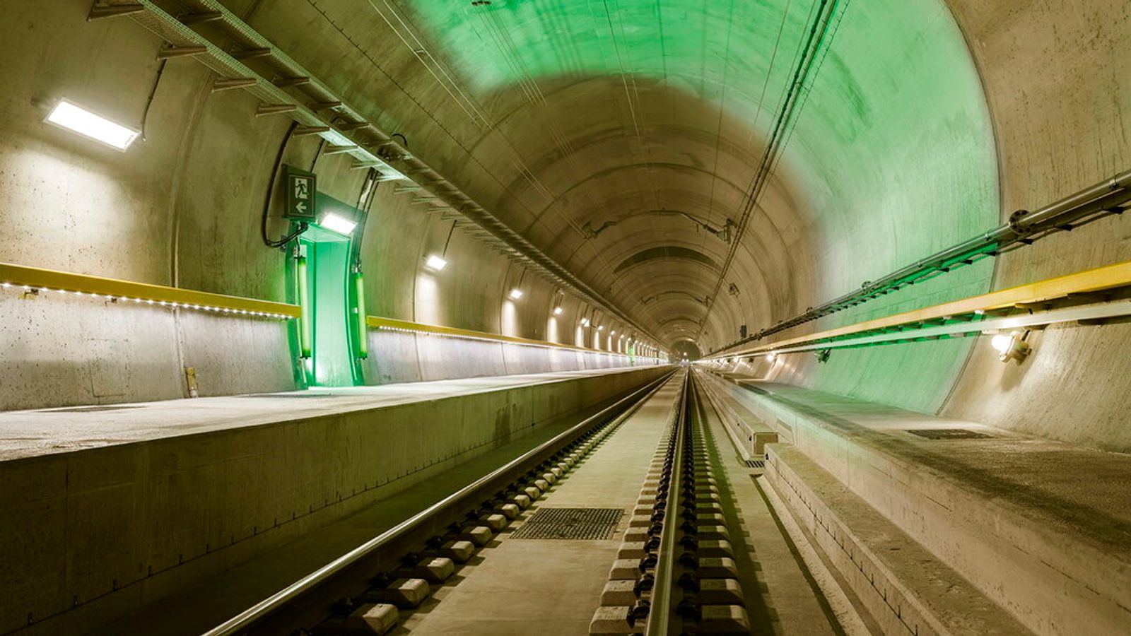 Тунел Готард в Швейцария ще бъде затворен с месеци, след като товарен влак дерайлира