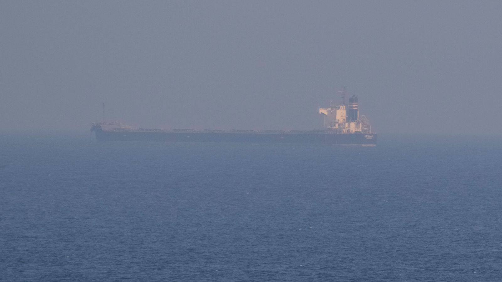 Руски военен кораб стреля „предупредително“ по товарен кораб в Черно море