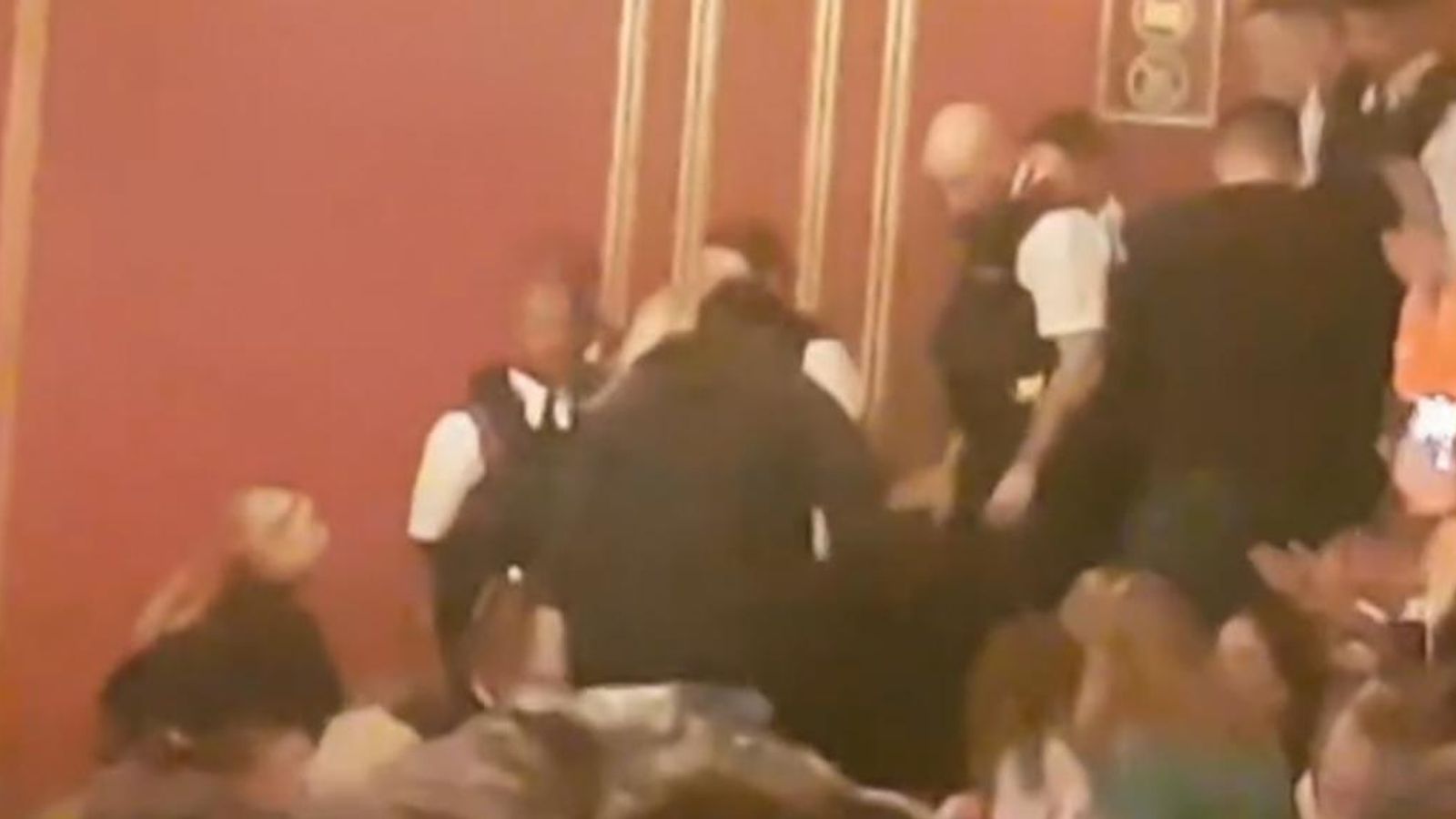 Полицията призова за „безпокойство“ в шоуто Grease в лондонския Уест Енд, докато четирима посетители на театъра бяха ескортирани навън
