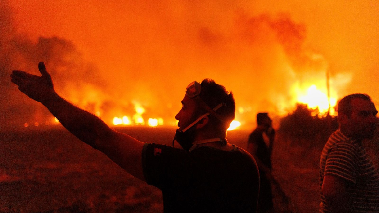 Изображение: Мъж се пази от пламъци близо до Александруполис. Снимка: