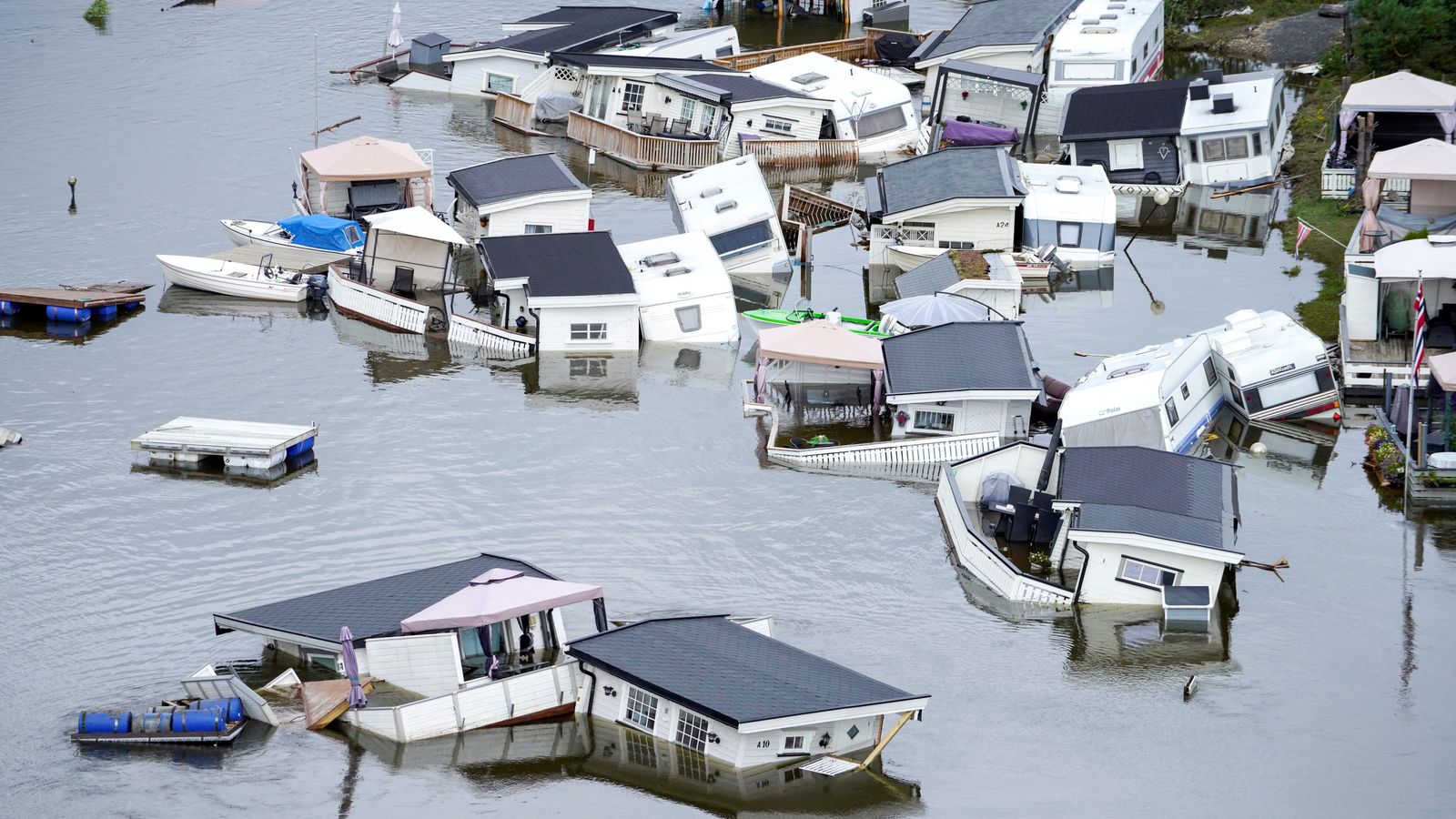 Норвегия: Възможно е да бъдат разпоредени още евакуации, след като бурята Ханс наводни заблатени домове и причини прекъсвания на електрозахранването