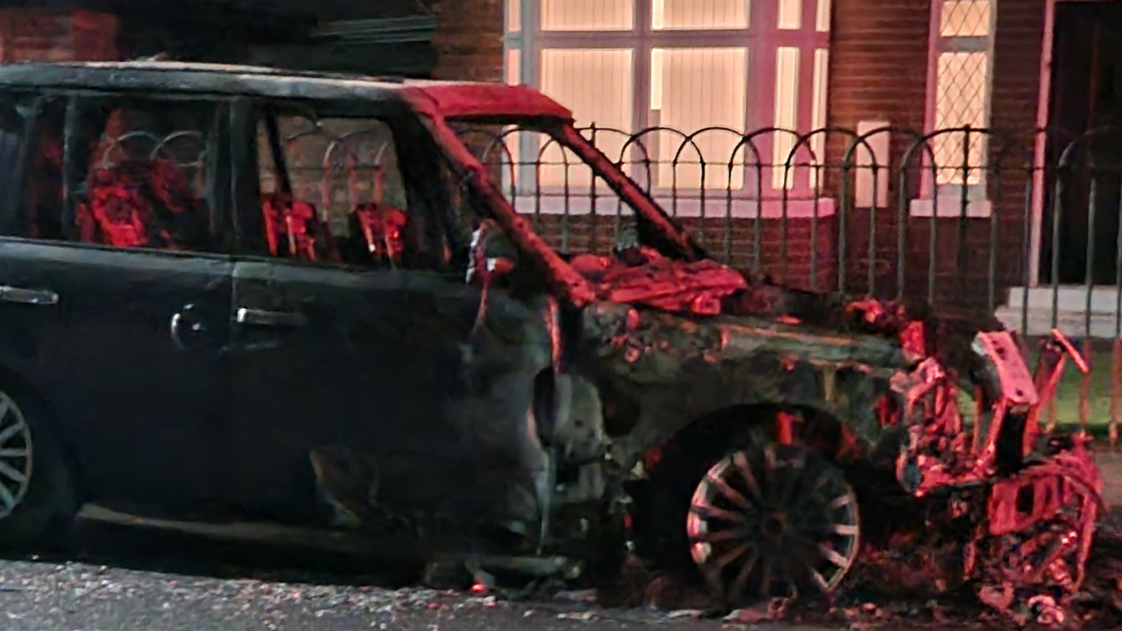 Жителите на Хартълпул бяха евакуирани след подпалване на няколко автомобила