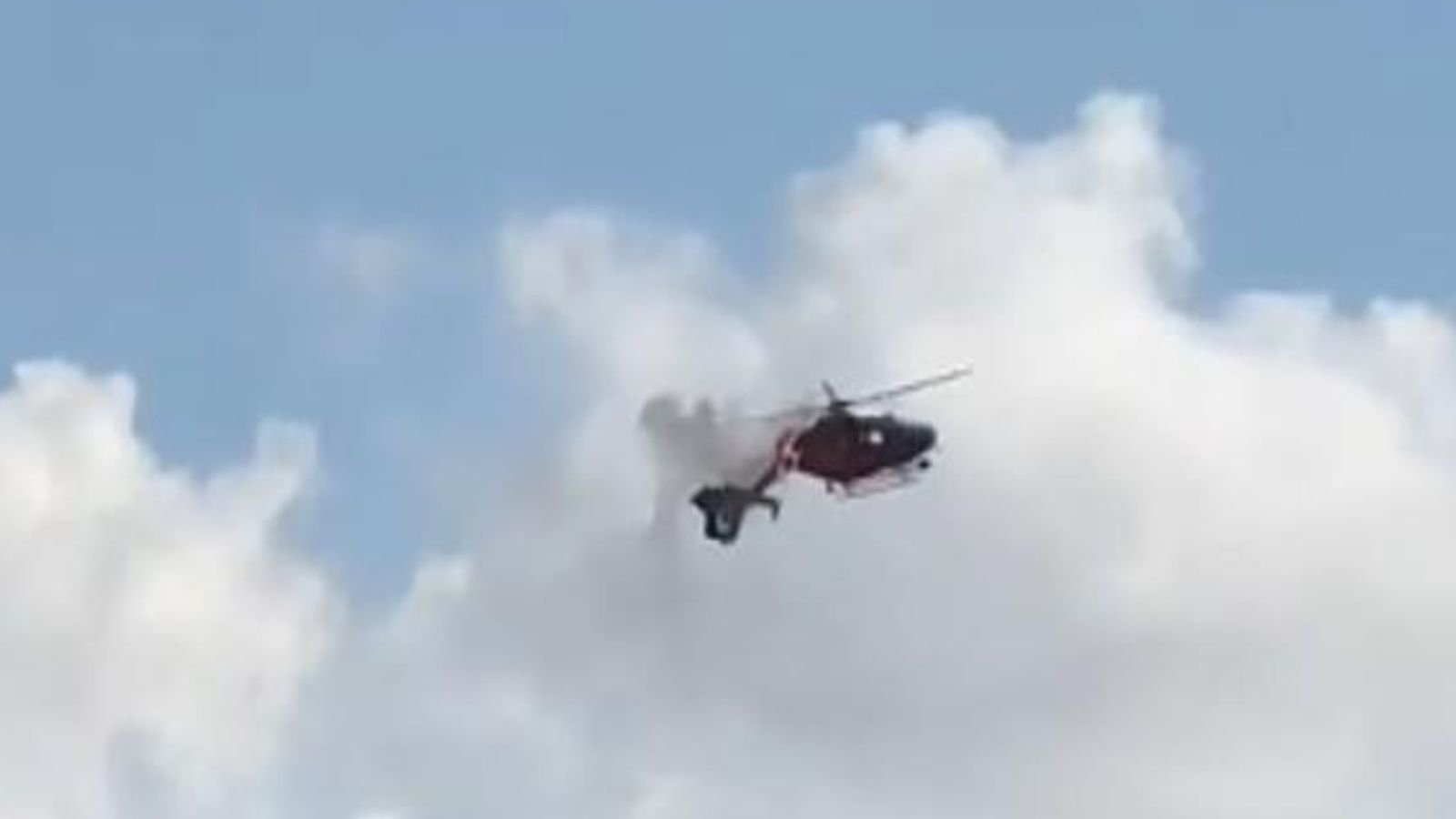 Двама загинаха, след като хеликоптер се разби в жилищна сграда във Флорида