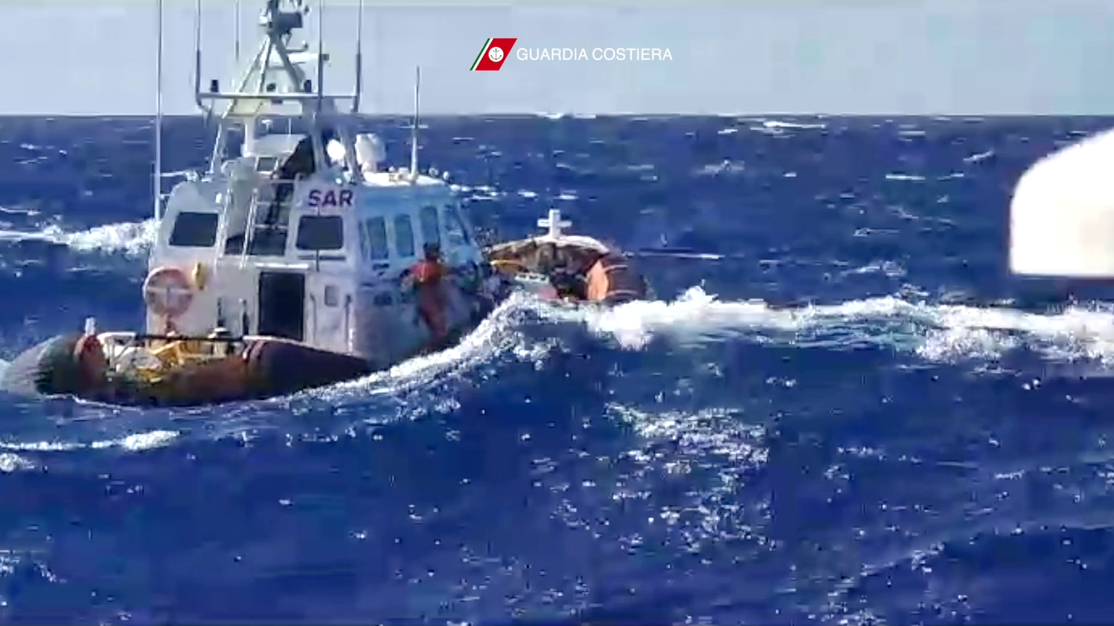 Драматично видео показва спасяване на хора в Средиземно море - докато майка и дете умират при корабокрушение