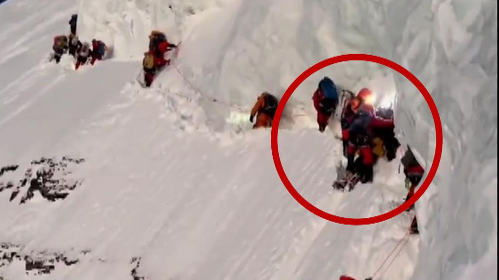 Започна разследване на твърдения, че рекорден алпинист се е изкачил над умиращия носач на K2