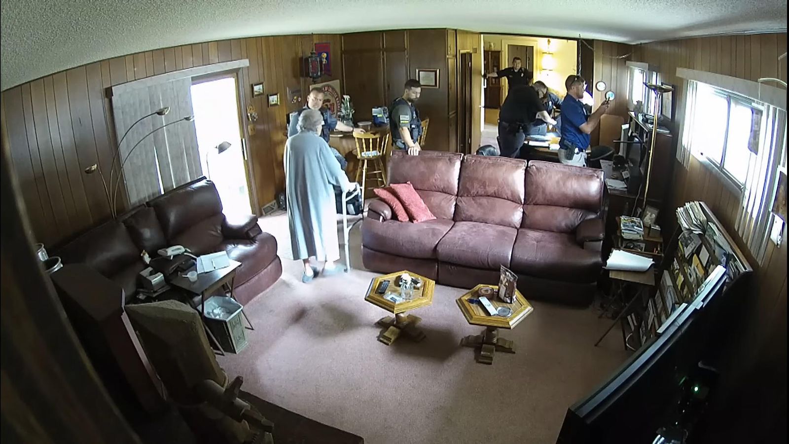 Канзас: Видео показва полицейска атака в дома на 98-годишния издател на вестник Marion County Record, който почина на следващия ден