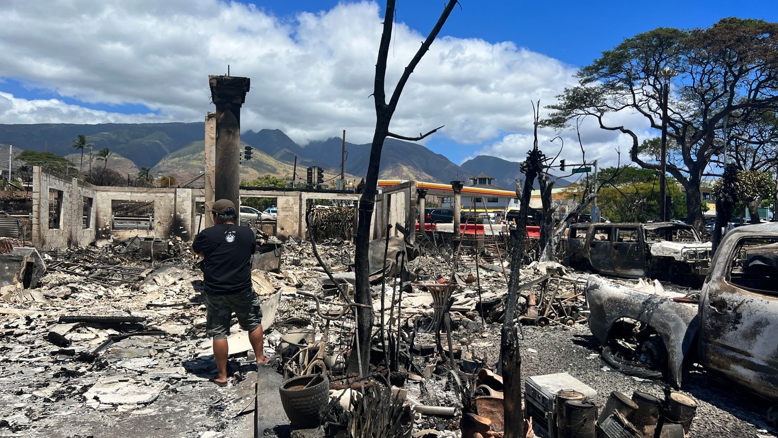 Hawaii wildfire: 'It feels like a bomb has been dropped' say residents returning to aftermath