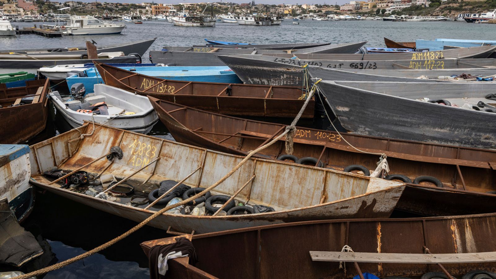 'Dozens' of migrants killed in shipwreck off Italian coast