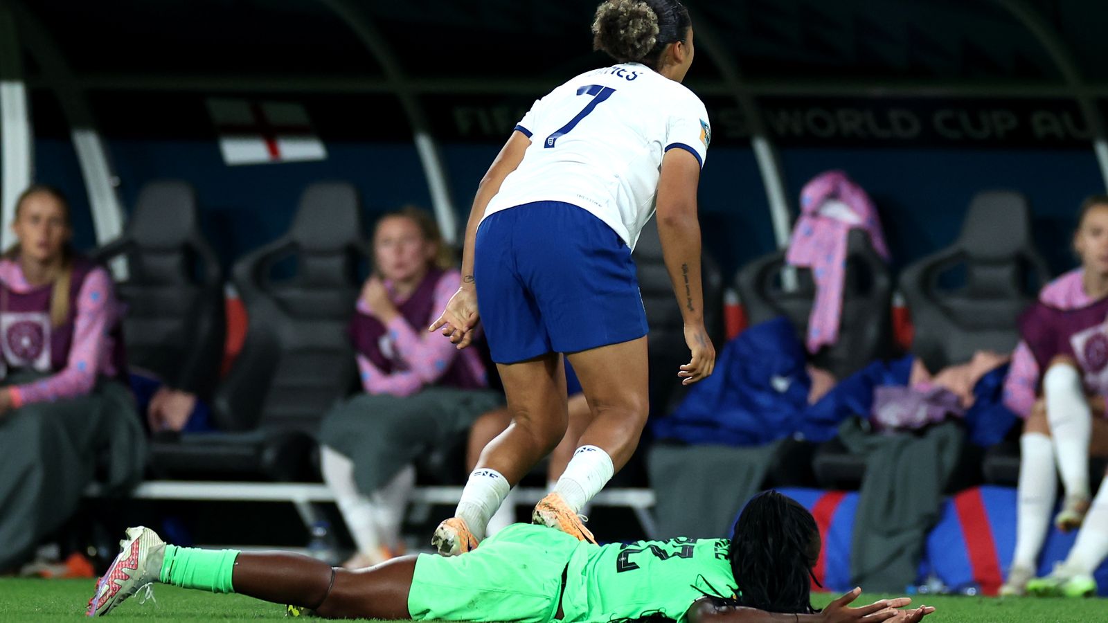 Лорън Джеймс се извинява, че застана на гърба на нигерийския играч в мача от Световната купа