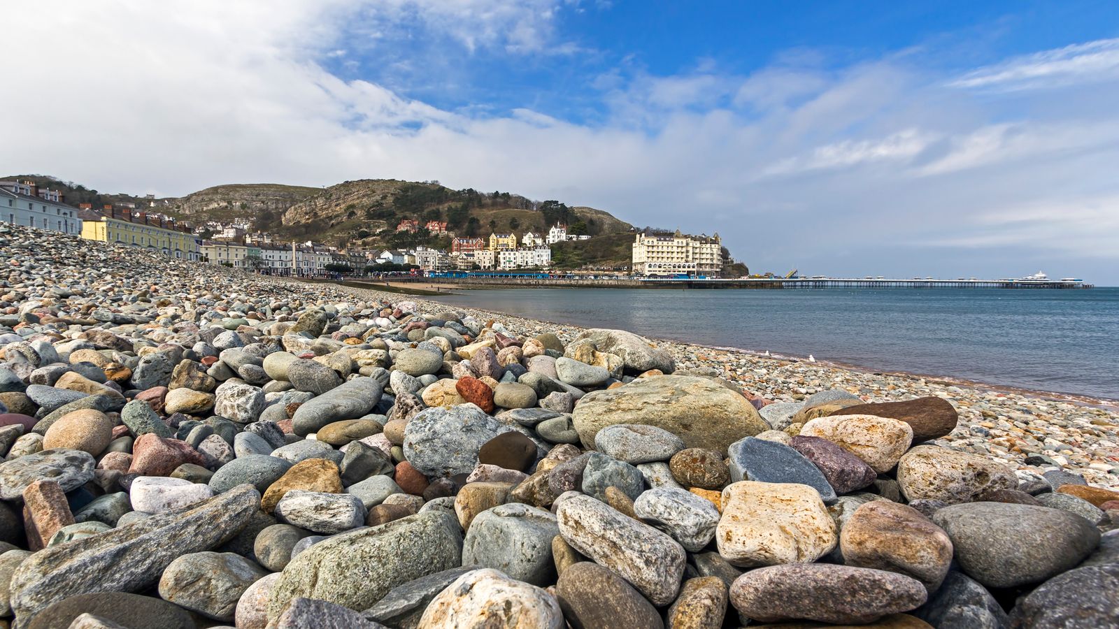 Уелският морски курорт Llandudno се бори за премахването на 50 000 тона скали от плажа