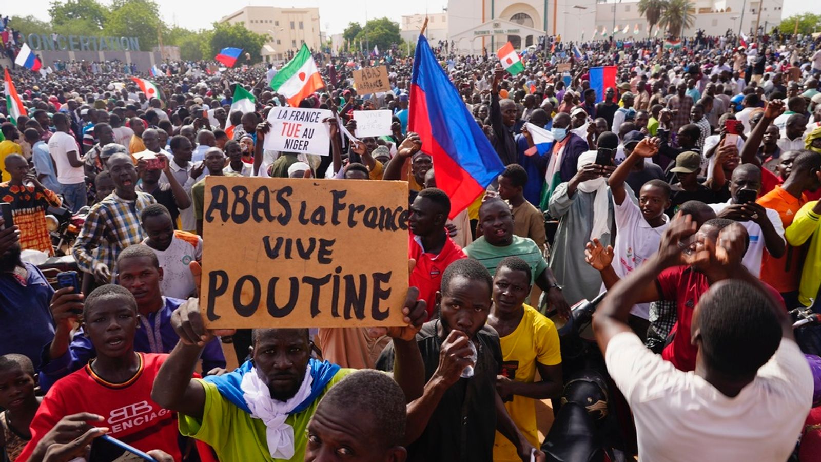 Преврат в Нигер: Президентът Базум се нарича „заложник“ и предупреждава за „опустошителни последици“, ако военното превземане успее